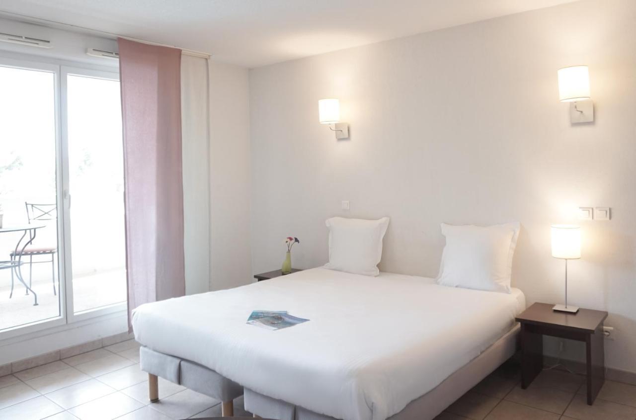 Comfort Aparthotel Six-Fours Сикс-Фор-ле-Плаж Екстериор снимка