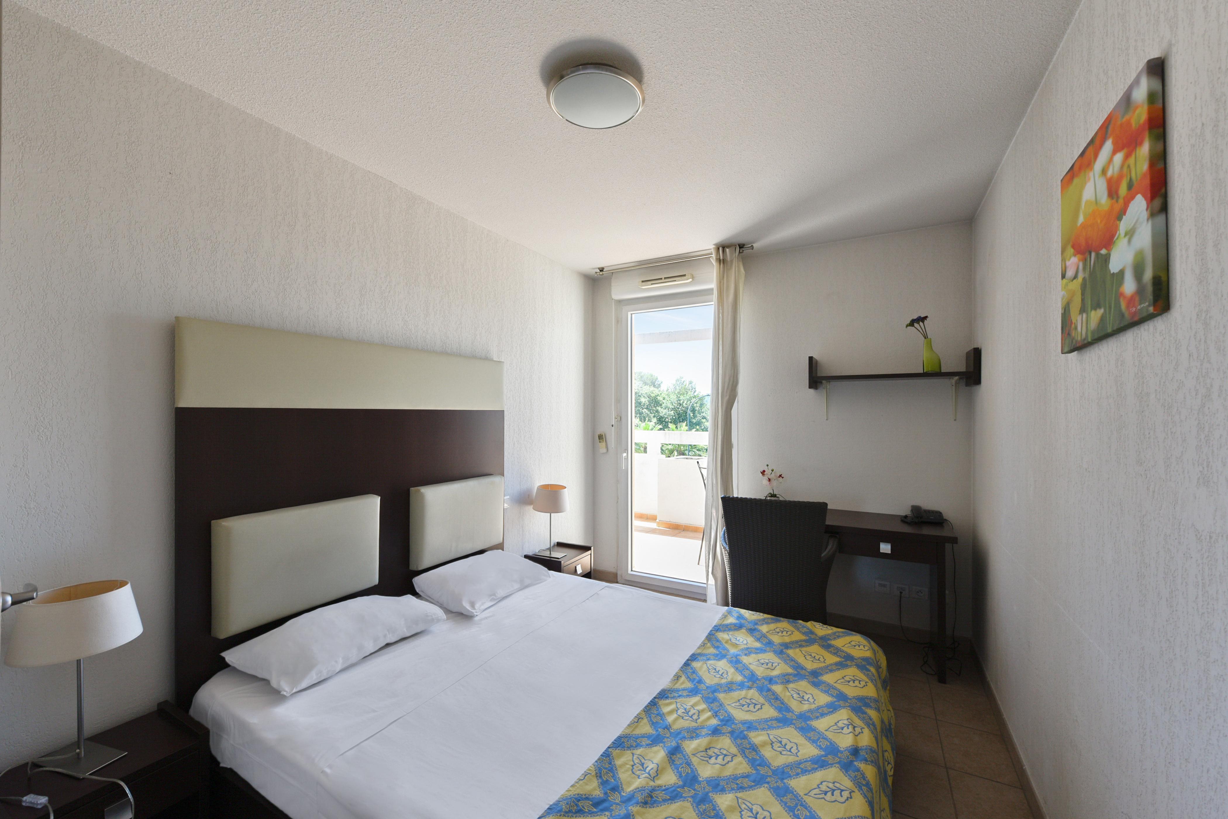 Comfort Aparthotel Six-Fours Сикс-Фор-ле-Плаж Екстериор снимка