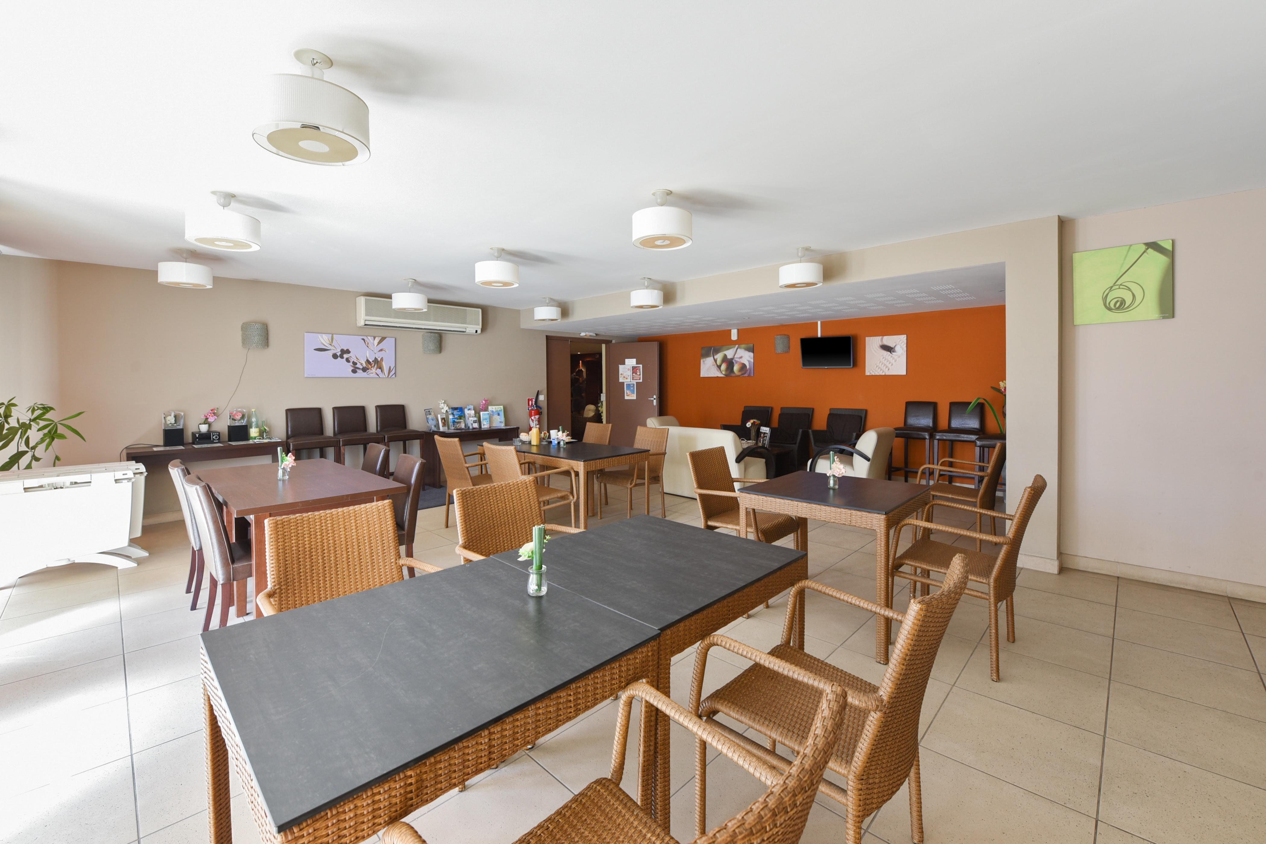 Comfort Aparthotel Six-Fours Сикс-Фор-ле-Плаж Екстериор снимка