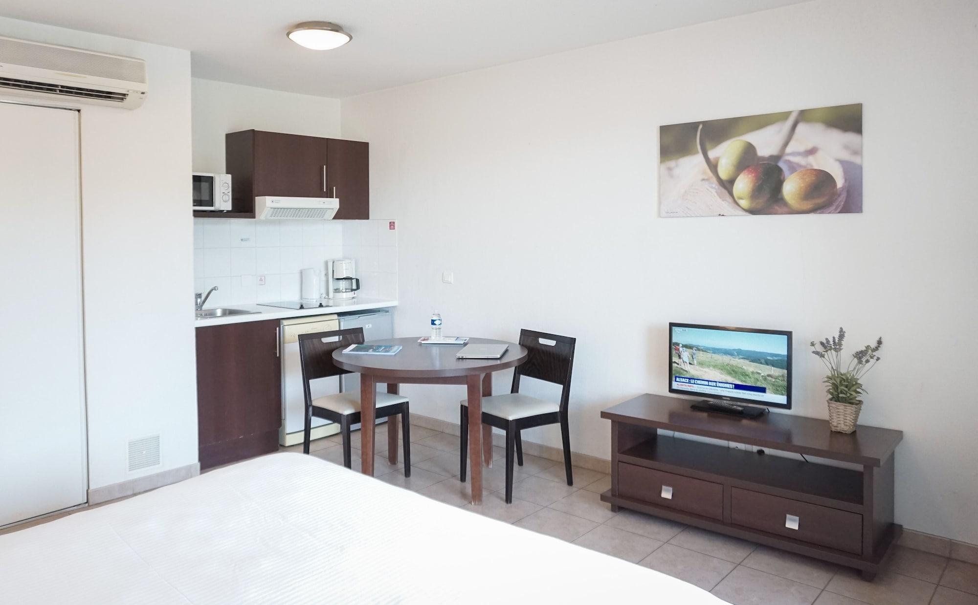Comfort Aparthotel Six-Fours Сикс-Фор-ле-Плаж Екстериор снимка