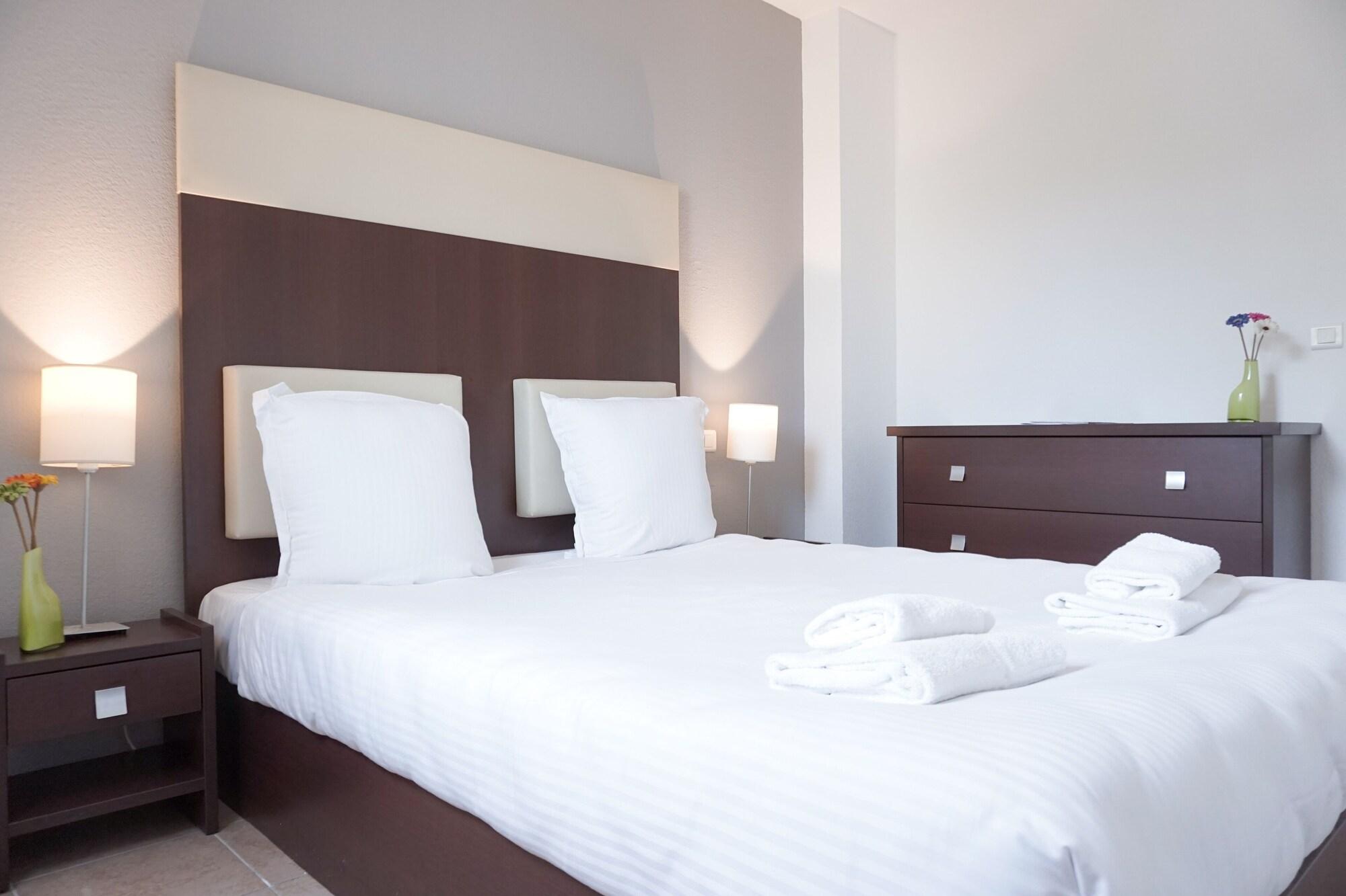 Comfort Aparthotel Six-Fours Сикс-Фор-ле-Плаж Екстериор снимка