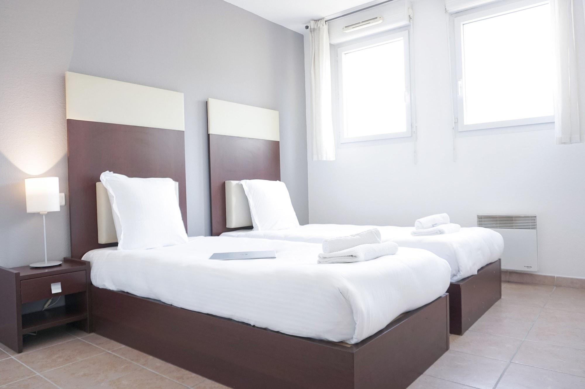 Comfort Aparthotel Six-Fours Сикс-Фор-ле-Плаж Екстериор снимка