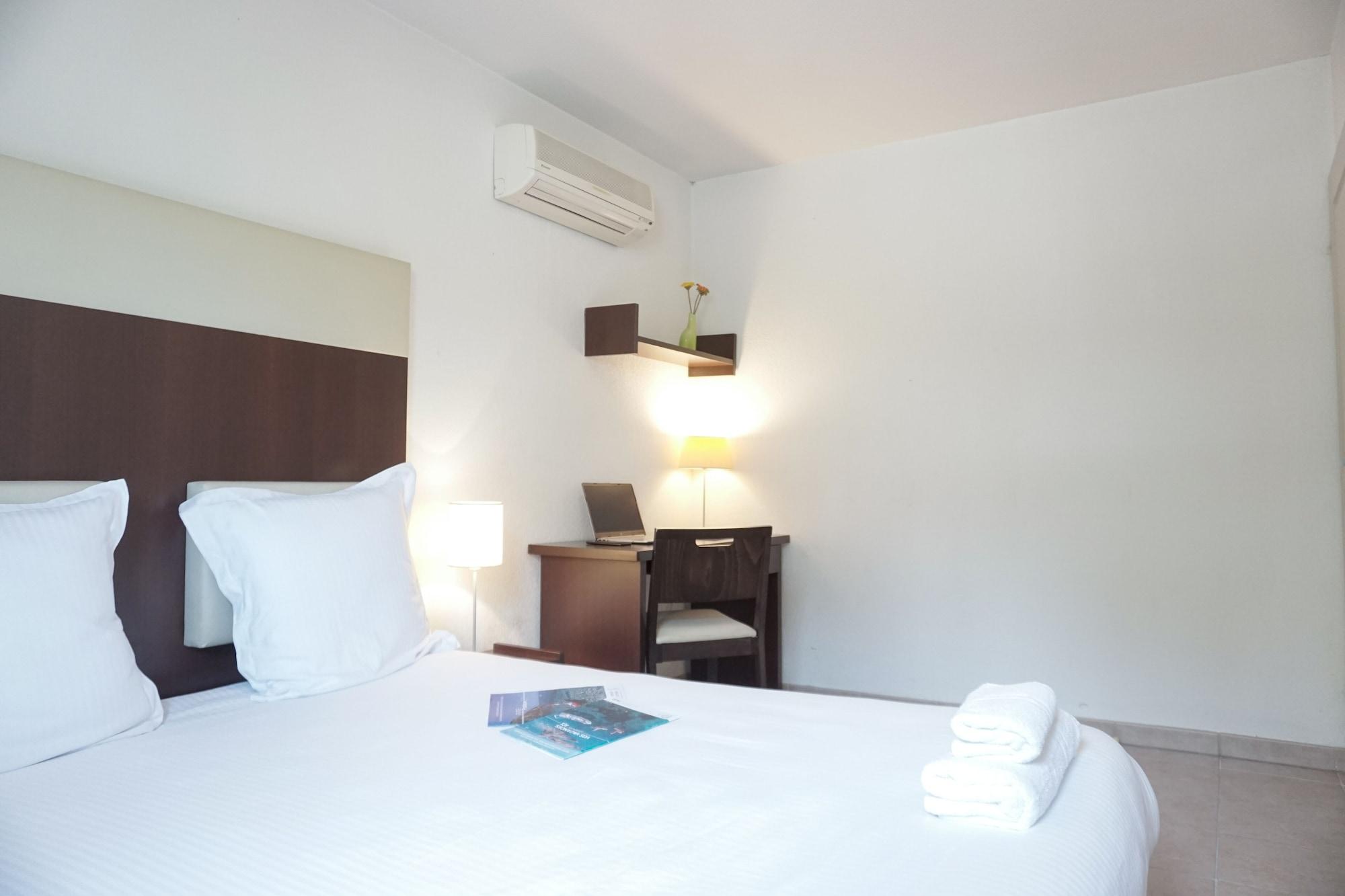Comfort Aparthotel Six-Fours Сикс-Фор-ле-Плаж Екстериор снимка