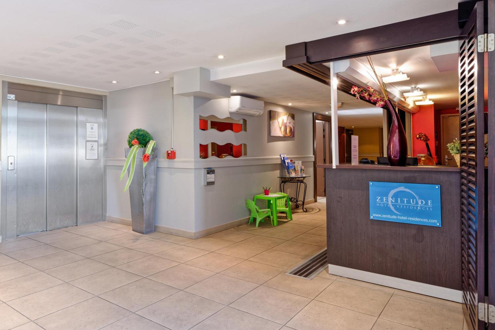 Comfort Aparthotel Six-Fours Сикс-Фор-ле-Плаж Екстериор снимка