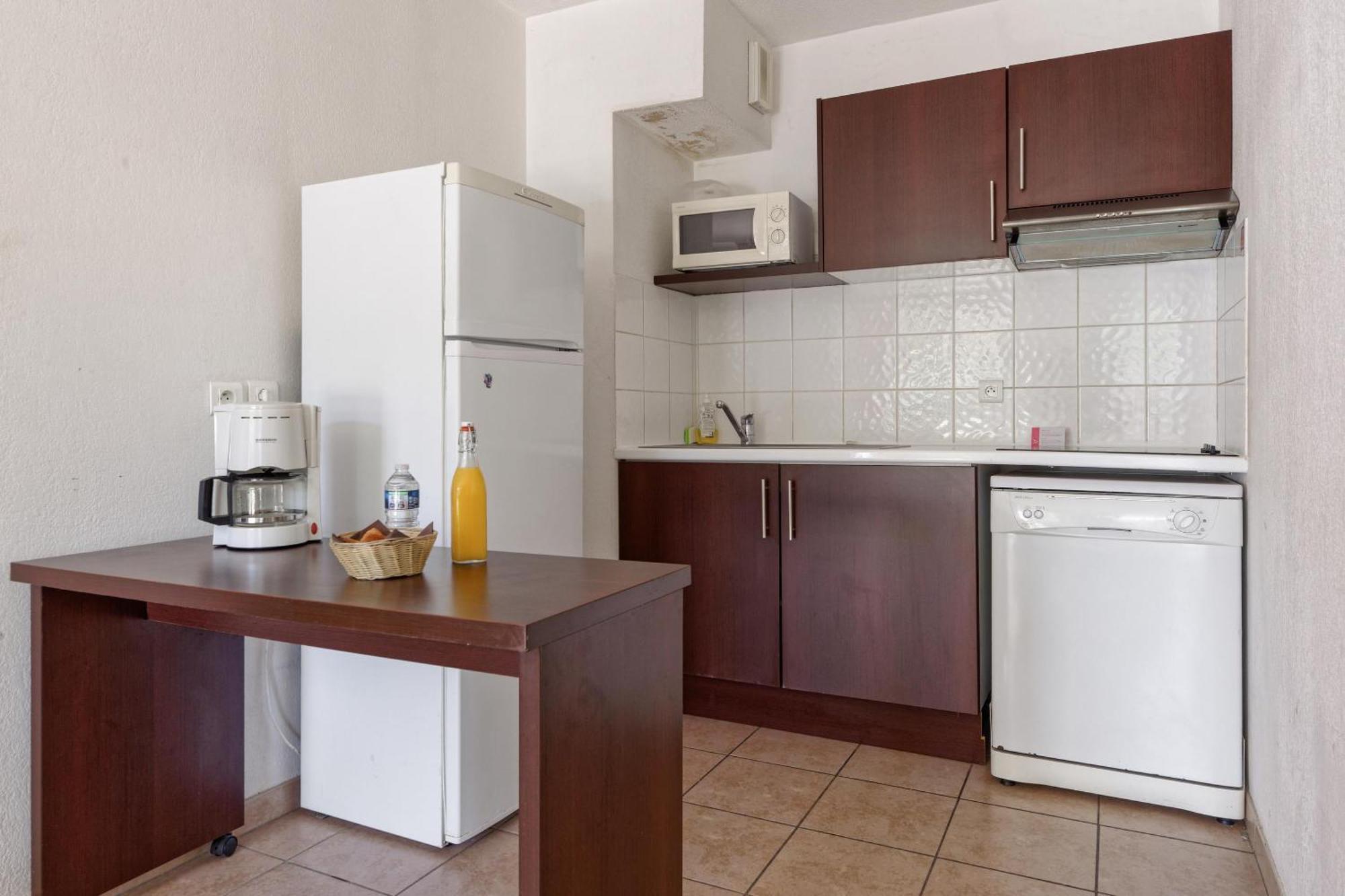 Comfort Aparthotel Six-Fours Сикс-Фор-ле-Плаж Екстериор снимка