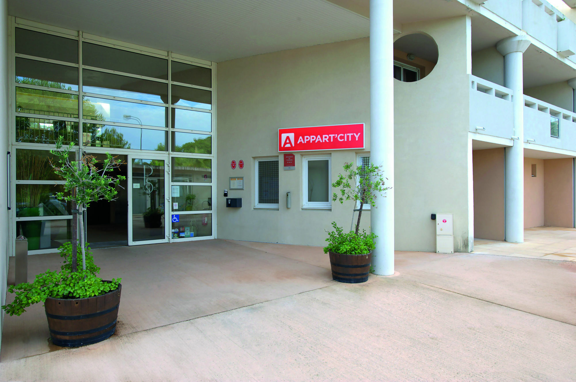 Comfort Aparthotel Six-Fours Сикс-Фор-ле-Плаж Екстериор снимка